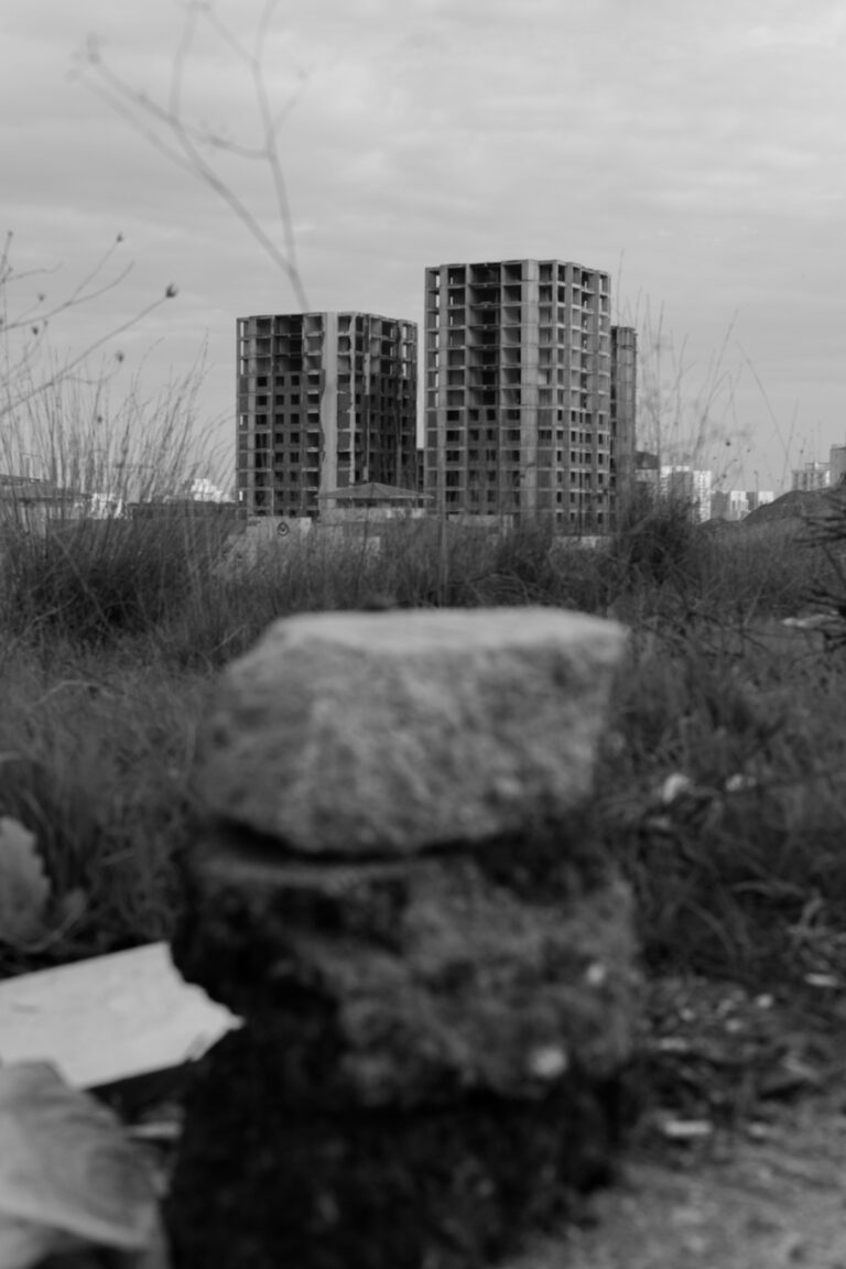 a black and white photo of some buildings